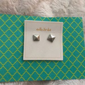 NIB Stella & Dot silver Cleopatra studs.
